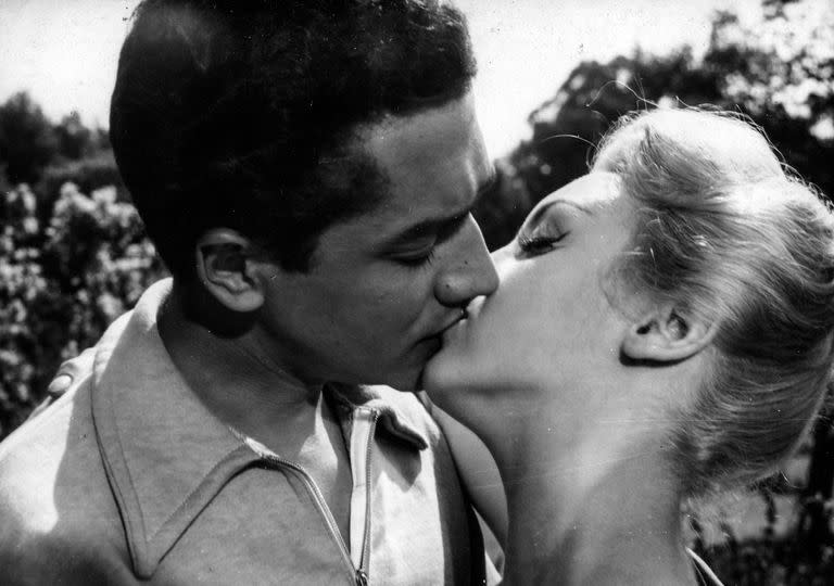 Primer beso: Didi Carli y Luis Medina Castro, en el film "El centroforward murió al amanecer"