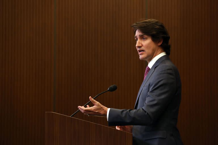 El primer ministro canadiense, Justin Trudeau, invocó el 14 de febrero de 2022 poderes de emergencia raramente utilizados para poner fin a las protestas de los camioneros contra las normas sanitarias de Covid, después de que la policía detuviera a 11 personas con un "alijo de armas de fuego" que bloqueaban un paso fronterizo con Estados Unidos.