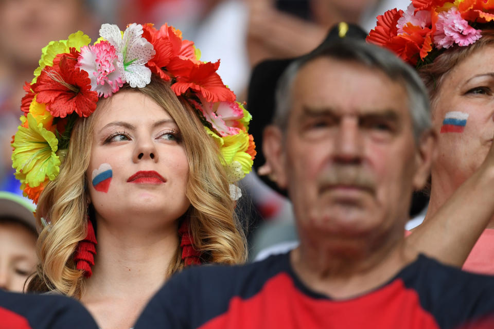 Hier beobachtet ein russischer Fan seine Nationalmannschaft im Stadion von Samara. Sie weiß den Kopfschmuck selbstbewusst in Szene zu setzen. Foto: MANAN VATSYAYANA/AFP/Getty Images