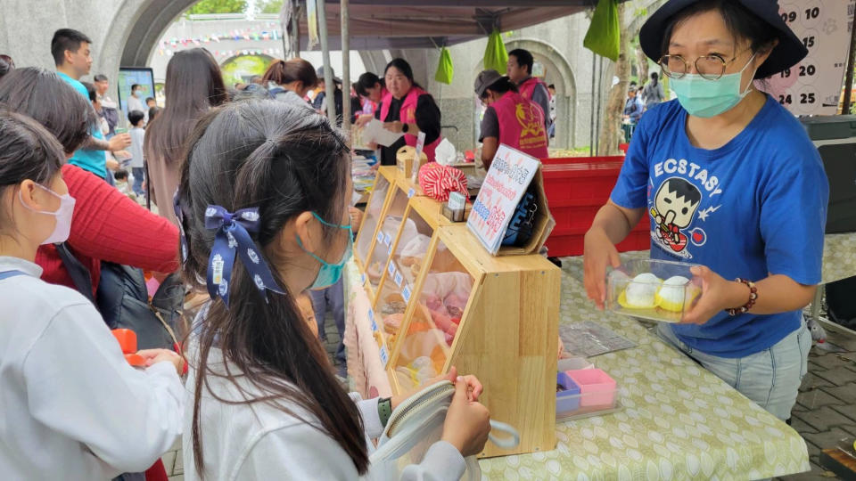 購物時自備環保餐具，環保愛地球從生活中我做起。