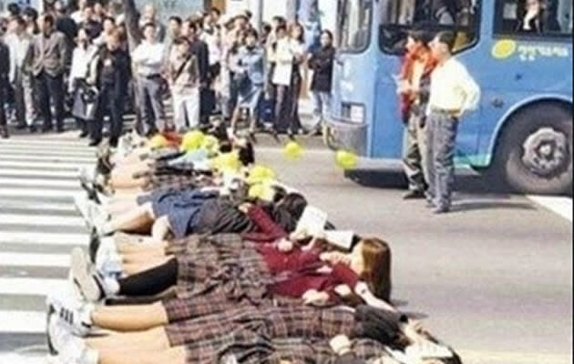 Sasaeng lie in the middle of the road to prevent their idols from leaving (soompi.com)