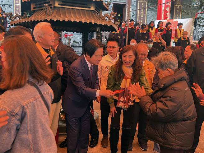 副總統賴清德抵達台南市永康區廣護宮分送民眾一元福袋小紅包。（洪榮志攝）