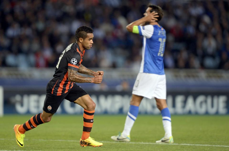 Shakhtar Donetsk's Alex Texeira (L) celebrates his goal past Real Sociedad's Xabi Prieto during their Champions League group A soccer match at Anoeta stadium in San Sebastian, northern Spain, September 17, 2013. REUTERS/Vincent West (SPAIN - Tags: SPORT SOCCER)