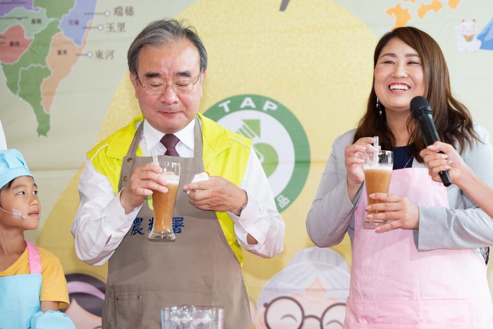 農糧署長胡忠一（左）與日本笠間台灣辦事處處長木下知香（右）試飲文旦製作飲品。（攝影／吳尚鴻）