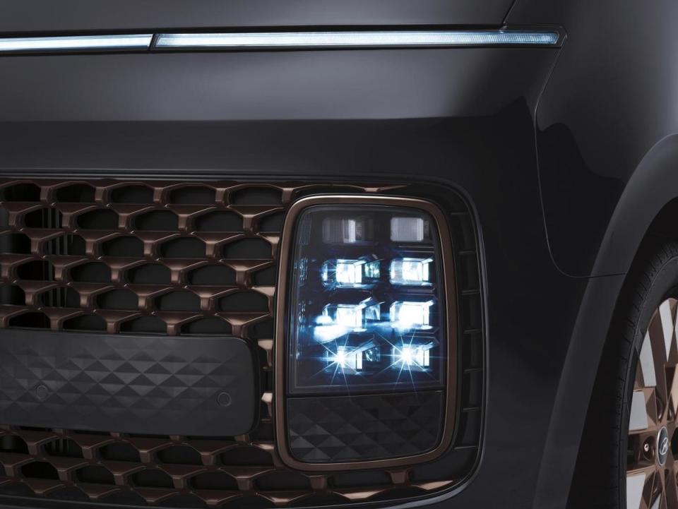 專屬玫瑰金色蜂巢水箱護罩巧妙與矩陣式LED頭燈組合而為一 完美彰顯CEO車型旗艦豪華質感。