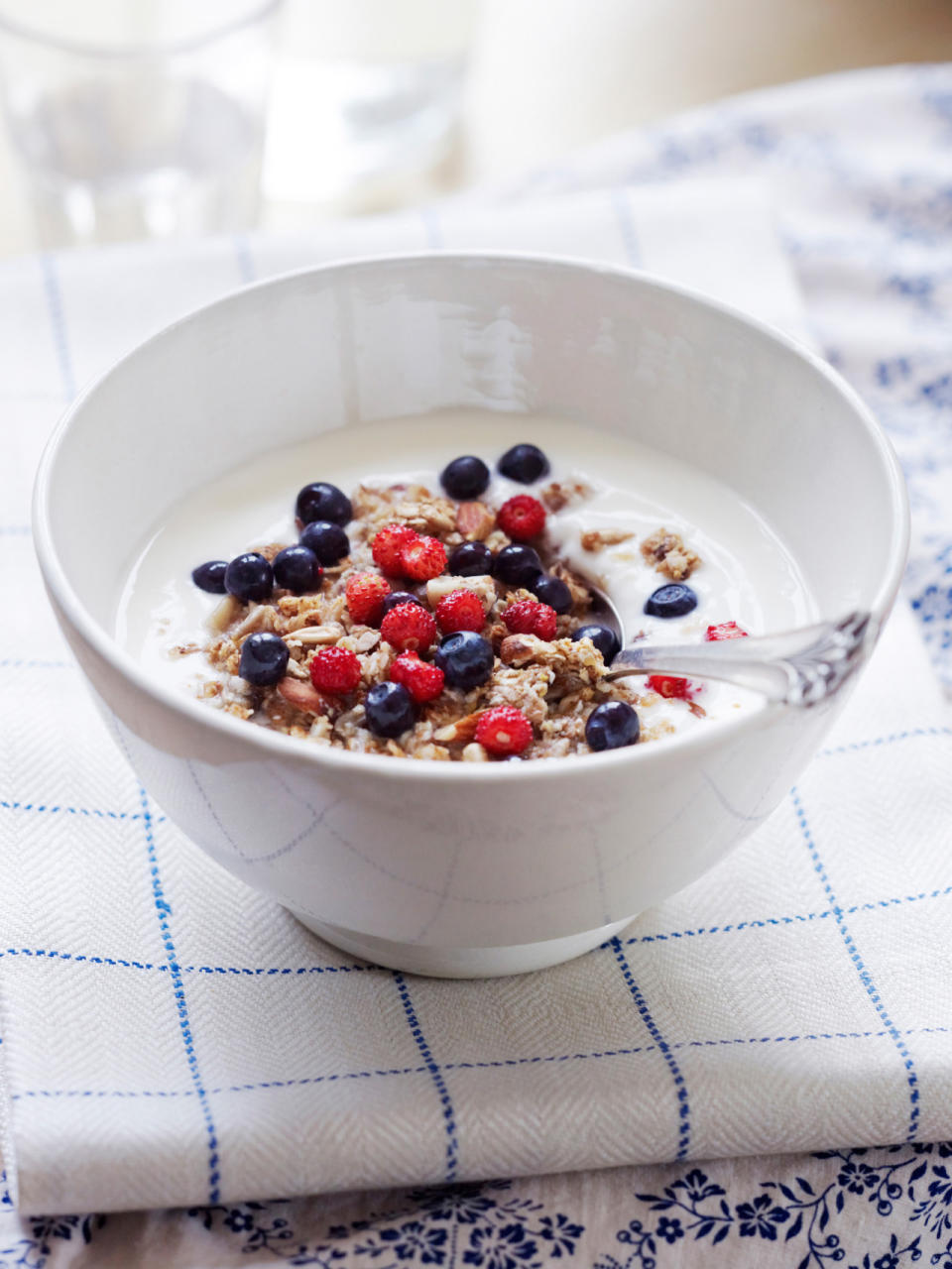 Müsli mit Naturjoghurt und Früchten