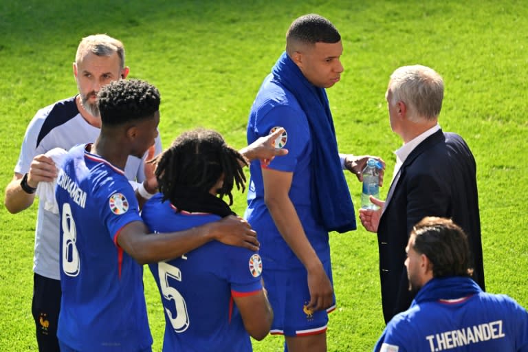 Le sélectionneur Didier Deschamps échange avec ses joueurs, son capitaine Kylian Mbappé en tête, durant le match contre la Pologne à Dortmund, le 25 juin 2024 (INA FASSBENDER)