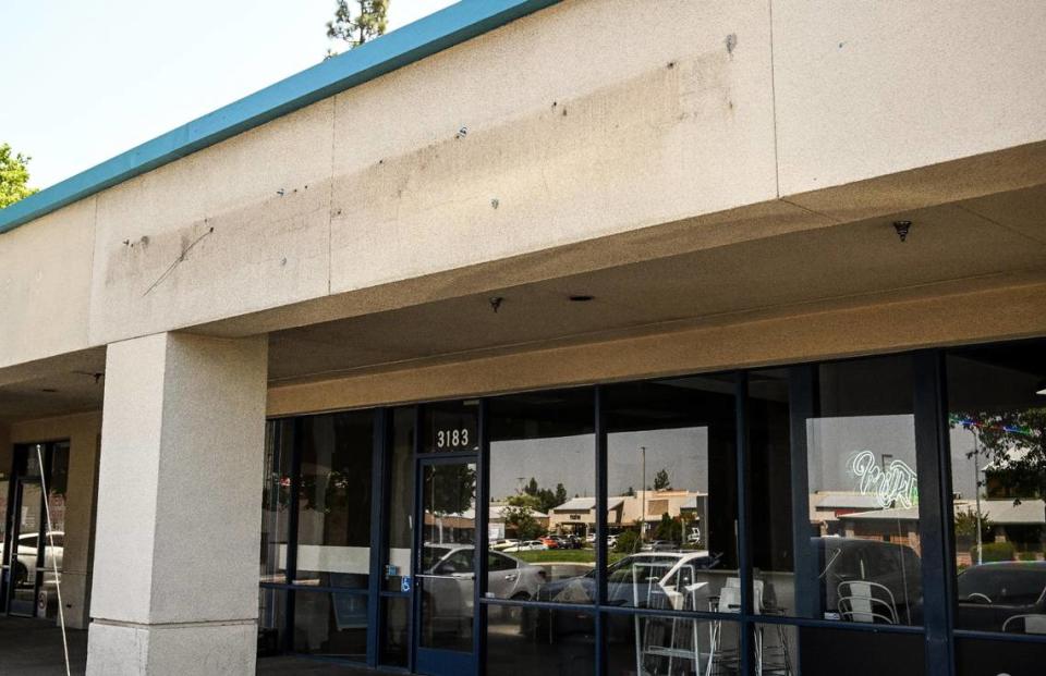 The sign for the Baskin-Robbins at Shaw and Feland avenues has been removed following the store’s summertime closure. CRAIG KOHLRUSS/ckohlruss@fresnobee.com