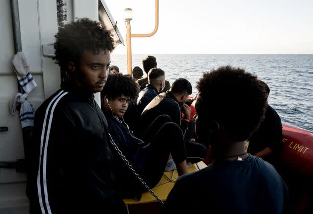 Un grupo de migrante espera a ser desembarcado en el 'Ocean Viking' de SOS Mediterranee, en el Golfo de Catania, este 6 de noviembre. (Photo: VINCENZO CIRCOSTA via Getty Images)