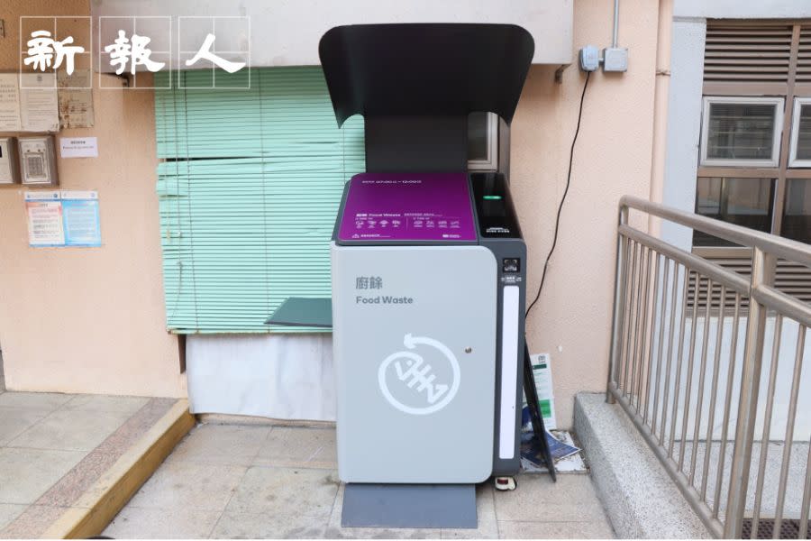 柴灣環翠邨有三部智能廚餘機，其中一部設置在大廈出入口旁邊，相關使用指引卻散落一地。（賴姵伶攝）