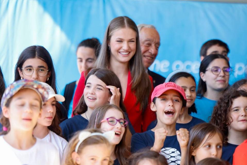 La princesa Leonor rodeada de niños a la salida de su visita en el Oceanario de Lisboa