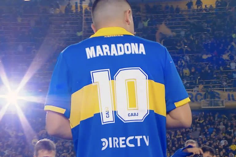 Riquelme da su discurso, con la 10 de Maradona