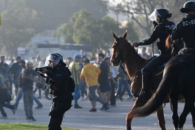 La dura represión de la policía rosarina contra los hinchas de Central en las afueras del Gigante de Arroyito