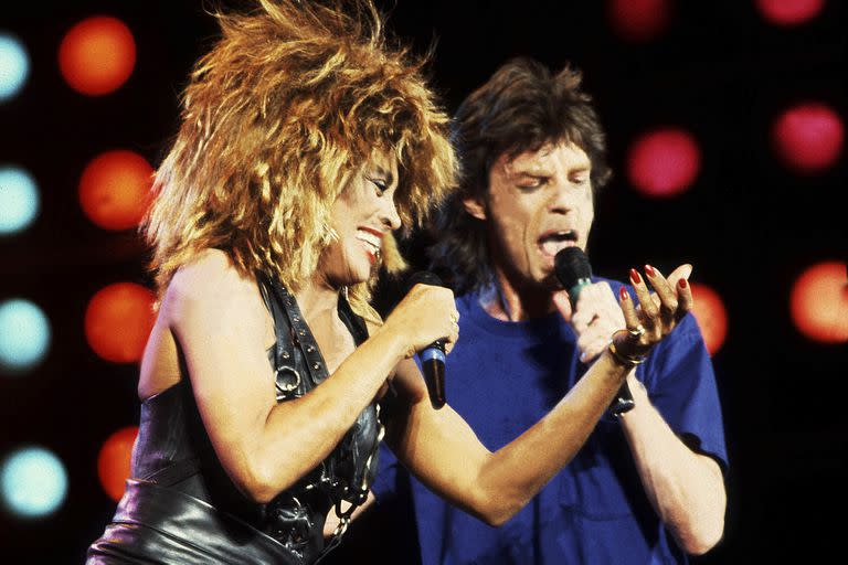 El amor secreto de Tina Turner:  Mick Jagger. En la foto se los ve cantando juntos en 1985, en Filadelfia 