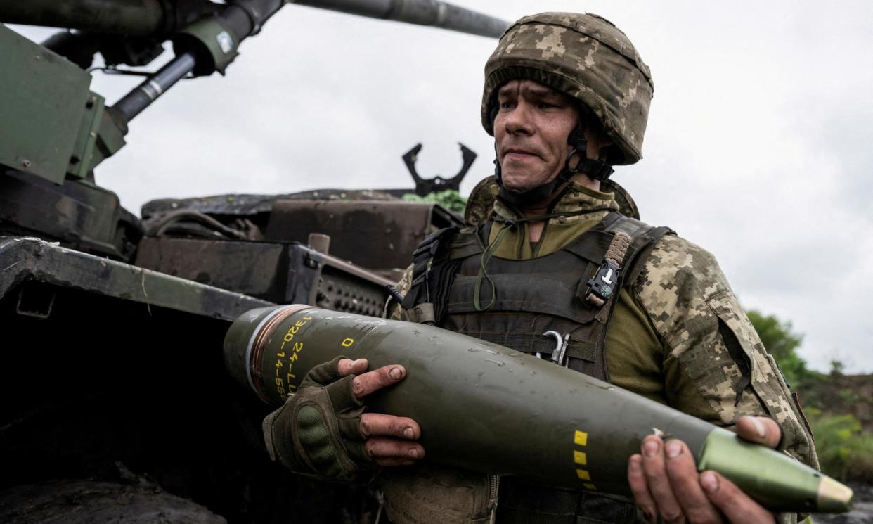 <span>The Czech Republic hopes the extra artillery shells will provide Ukraine with a ‘few months’ breathing space’ on the frontline.</span><span>Photograph: Viacheslav Ratynskyi/Reuters</span>