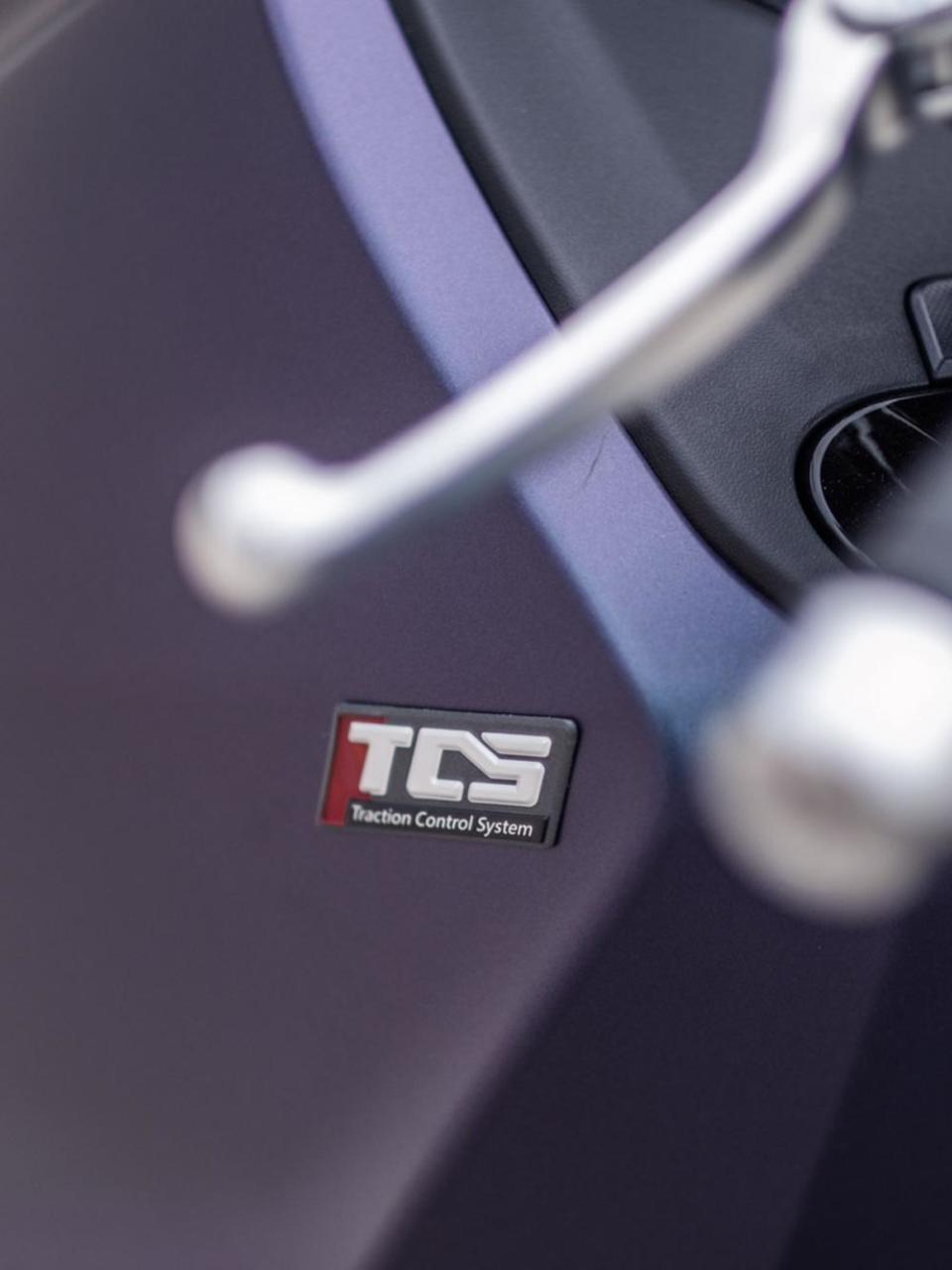 TCS循跡防滑控制系統全面標配，與ABS防鎖死煞車系統、275mm前煞大型雙碟盤共同組成A.D.T主動防護科技。
