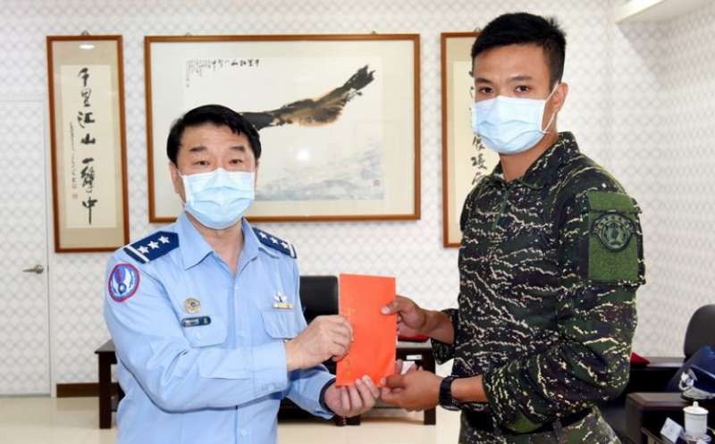 空軍司令熊厚基（左）頒發獎金，感謝兩棲偵搜大隊協助搜救失聯飛官。（取自青年日報）