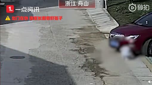 3歲幼童遭到轎車撞擊。（圖／翻攝自沸點視頻）