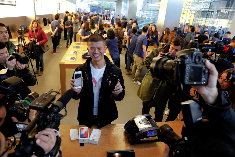 <p>Der erste Kunde im Apple Store in Peking zeigt sein iPhone X. Das neue Smartphone stieß zum Verkaufsstart in China auf großes Interesse. (Bild: Reuters) </p>