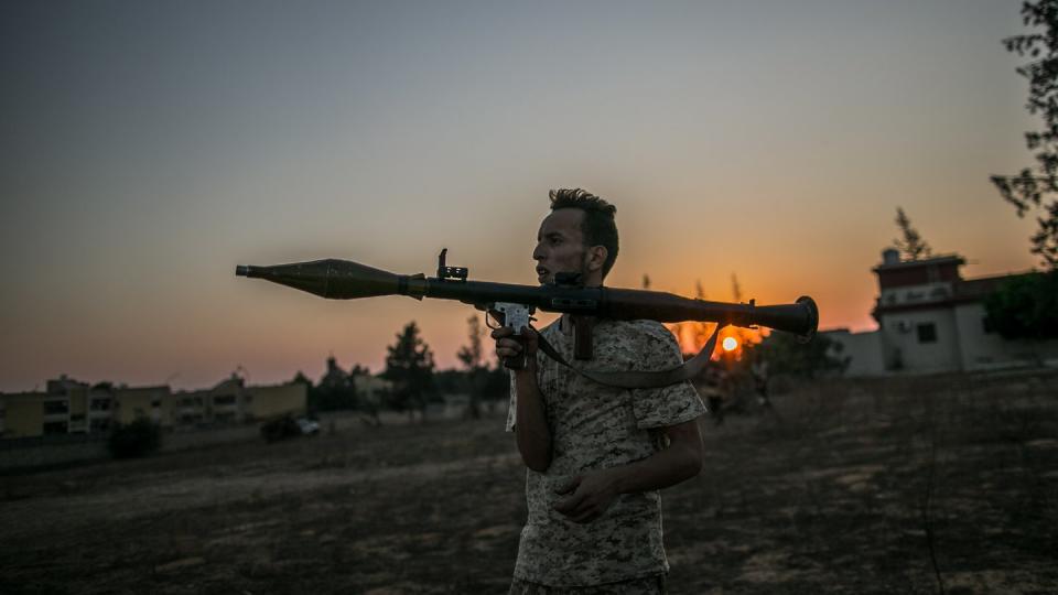 Ein Anhänger der libyschen Regierung bei Kämpfen um Tripolis im vergangenen August.