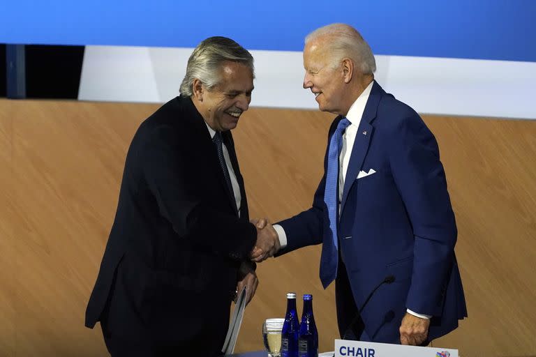 El presidente de Argentina, Alberto Fernández, izquierda, estrecha la mano del presidente Joe Biden durante la sesión plenaria de apertura de la Cumbre de las Américas, el jueves 9 de junio de 2022 en Los Ángeles. (AP Foto/Marcio Jose Sanchez)