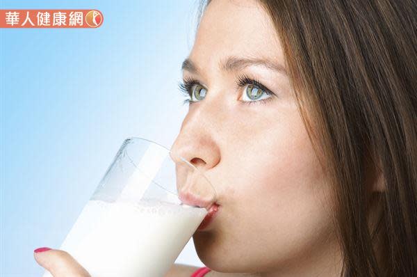 牛奶除了含有豐富色胺酸外，還富含鈣，能安定神經、幫助睡眠。 建議一天1.5～2杯為宜。