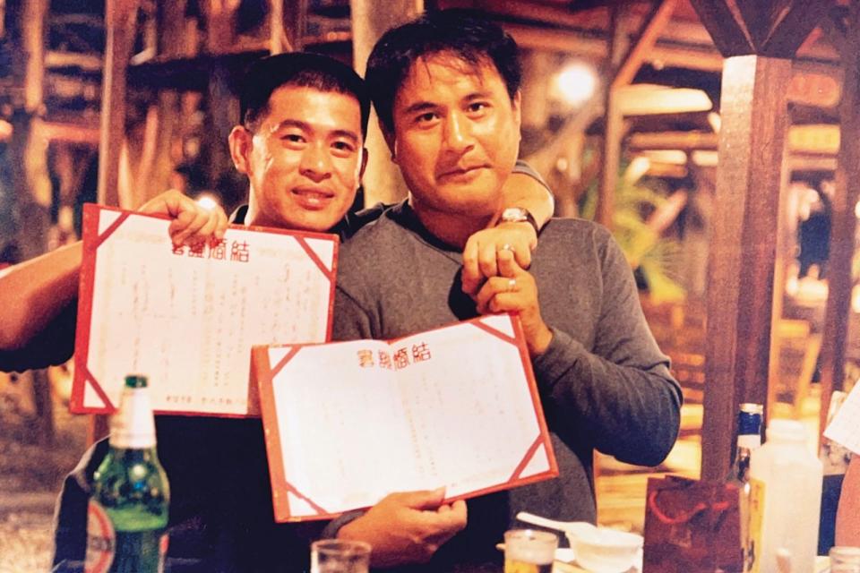 1999年10月9日，黃振育（左）與伴侶Voyu（右）舉辦儀式婚。（黃振育提供）