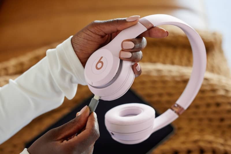 The Beats Solo 4 can also be used to listen to lossless high-quality music over cable using the USB port. Apple/dpa