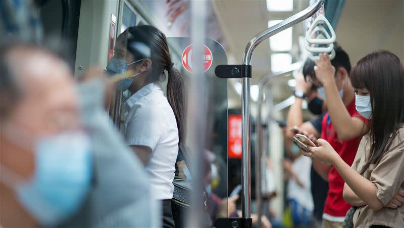 有網友在批踢踢實業坊八卦版發問「搭捷運有位子但不坐的人在想什麼？」（捷運示意圖／記者陳弋攝影)