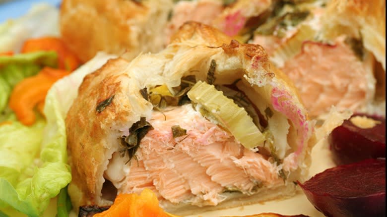 Salmon en croute with herbs