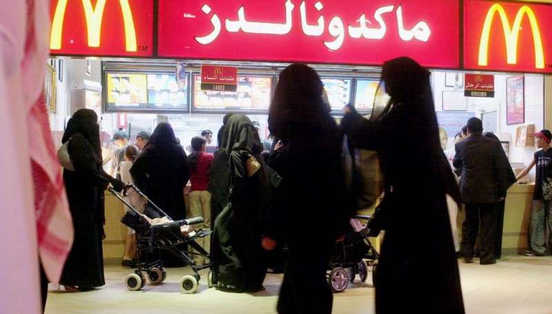 沙烏地阿拉伯有嚴格的「男女隔離」限制，無論是點餐或用餐，男女都必須分開（美聯社）