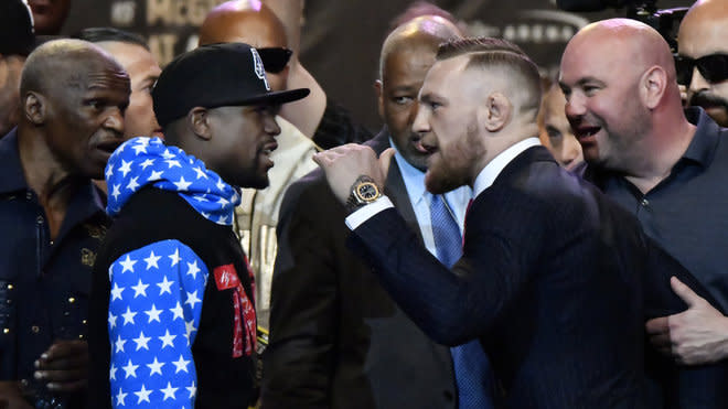 Floyd Mayweather (l.) und Conor McGregor lieferten sich einen ersten verbalen Schlagabtausch