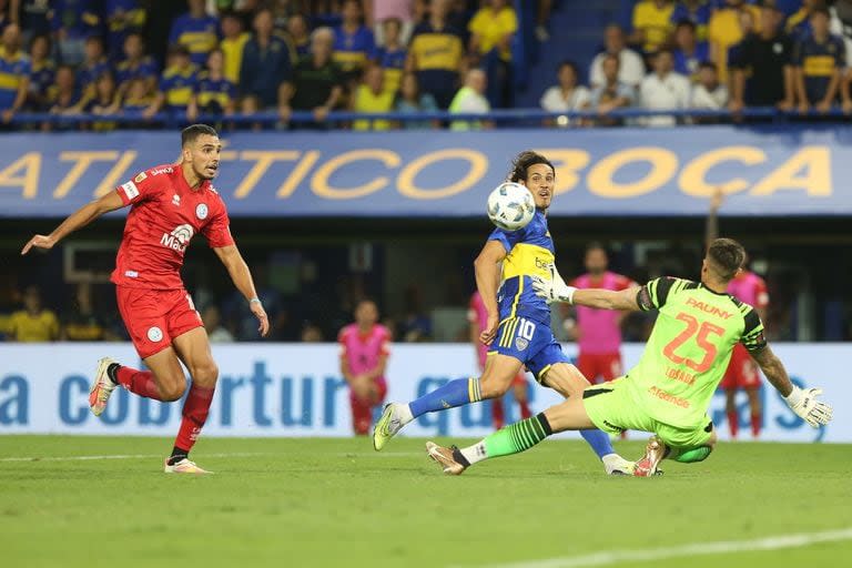 Cavani la toca por arriba de Losada y anota el 2 a 1 parcial; el uruguayo se destapó y convirtió tres goles en el triunfo de Boca ante Belgrano