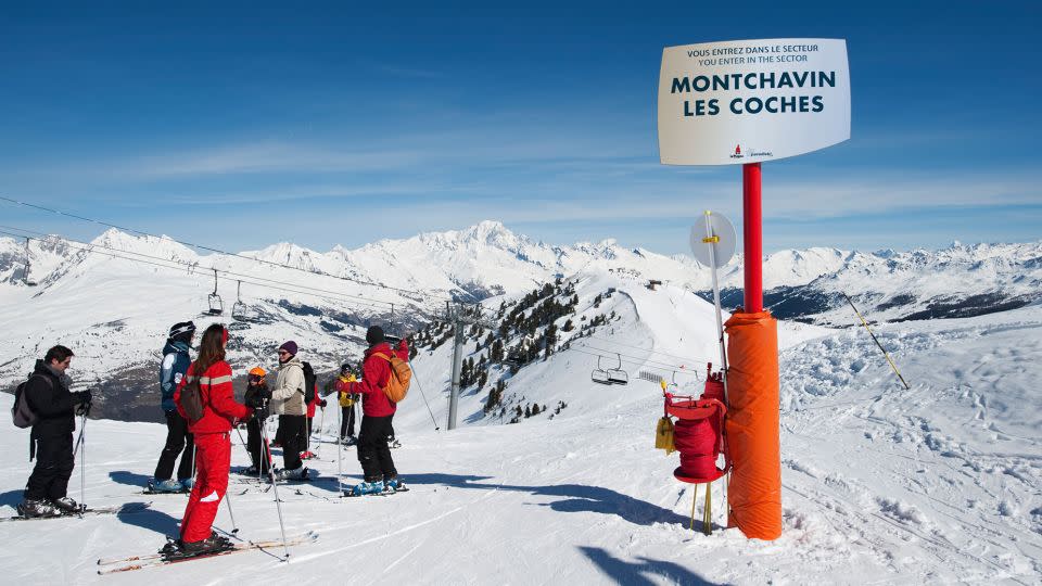 Skiers at the top of a run to Montchavin in the French resort of La Plagne. - Malcolm Park/Alamy Stock Photo