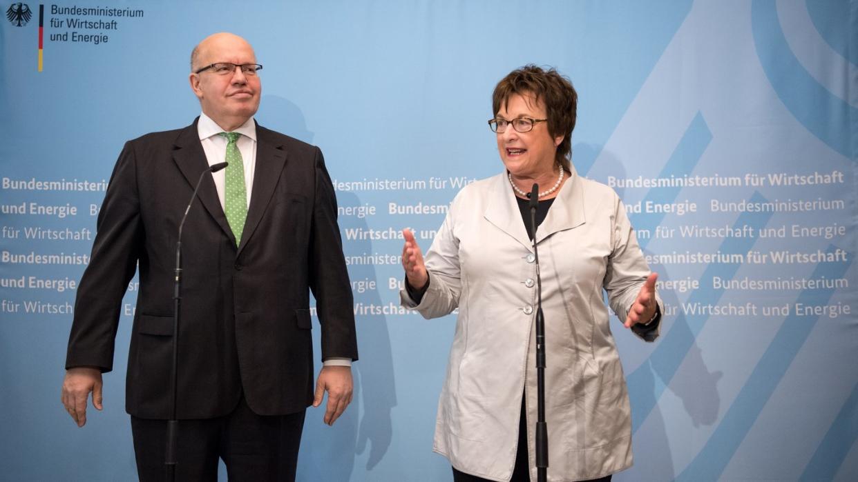 Die bisherige Bundeswirtschaftsministerin Brigitte Zypries (r, SPD) übergibt das Bundesministerium für Wirtschaft und Energie an ihren Nachfolger Peter Altmaier (CDU). Foto: Bernd von Jutrczenka