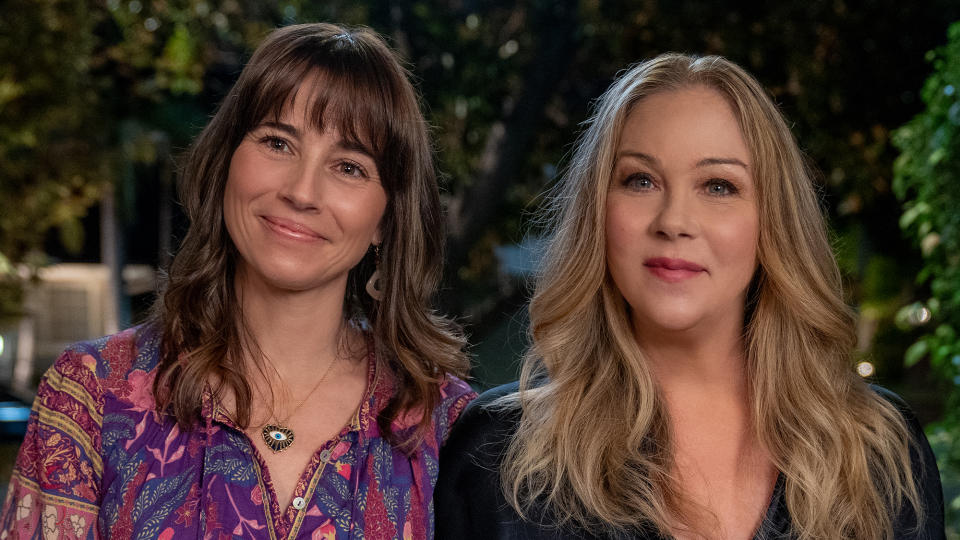 (L to R) Linda Cardellini as Judy Hale and Christina Applegate as Jen Harding in Dead to Me