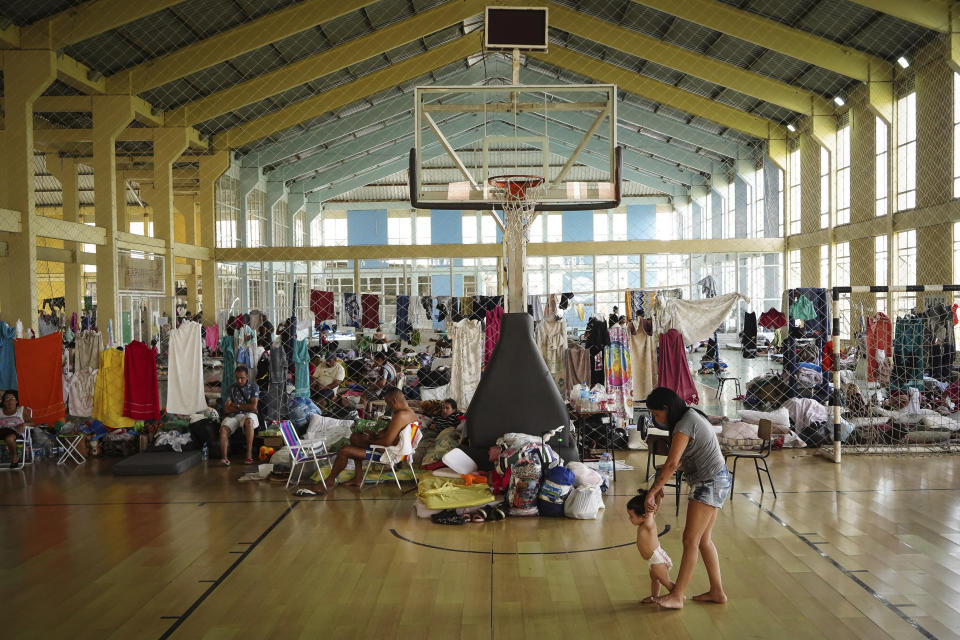 Residentes descansan en un gimnasio convertido en albergue para los afectados por las inundaciones causadas por las fuertes lluvias caídas en Canoas, en el estado de Río Grande do Sul, Brasil, el 8 de mayo de 2024. (AP Foto/Carlos Macedo)