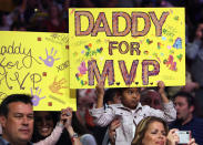 In den NBA-Stadien widmeten die Fans ihrem verstorbenen Idol manches Plakat. (Bild: Getty Images)