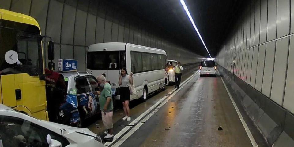 香港仔隧道5車串燒3傷， 出灣仔方向交通受阻 (fb馬路的事討論區)