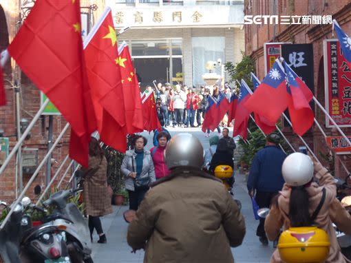 金門曾出現「一邊一旗」的街景。（圖／翻攝畫面）