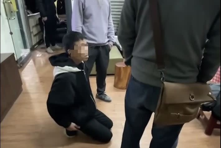 男子跪在地上與他人對話。（突／翻攝自臉書）