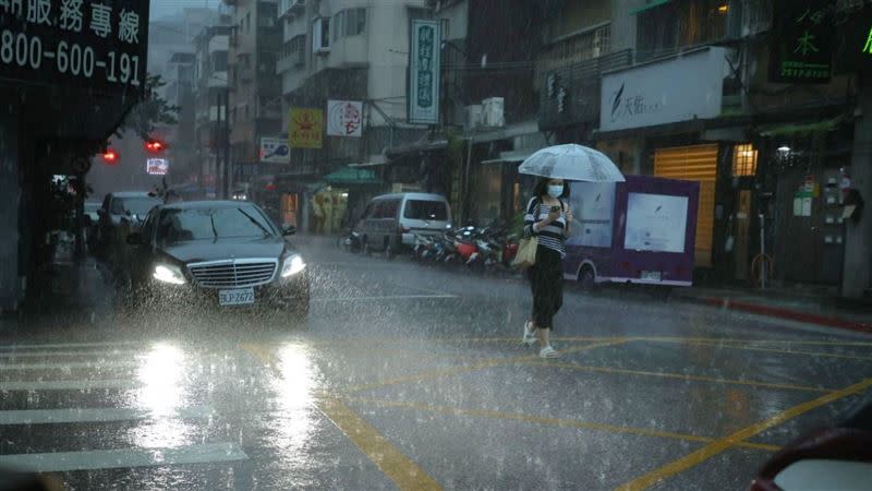 今日多處地區下雨。累積雨量第一名為新北市的三和。（示意圖／記者邱榮吉攝）