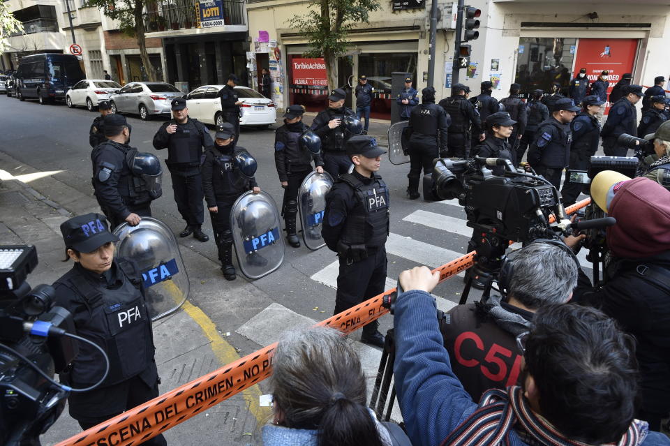 La policía bloquea la calle cerca de la casa de la vicepresidenta argentina Cristina Fernández de Kirchner el día después de que una persona le apuntara con un arma en el barrio de Recoleta de Buenos Aires, Argentina, el viernes 2 de septiembre de 2022. (AP Foto/Gustavo Garello)