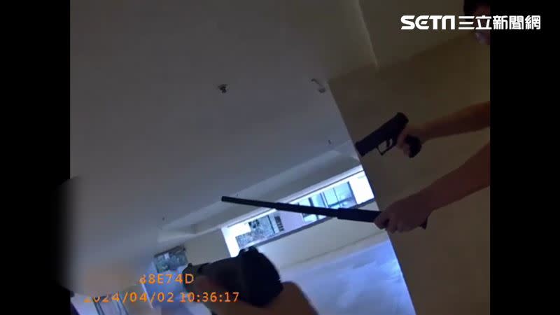 新北鄭男先在樓梯間噴滅火器，再拿瓦斯槍與警員對峙遭逮。（圖／翻攝畫面）