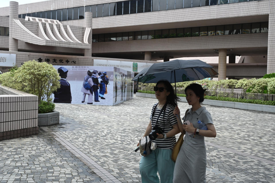 由台灣著名雕塑家朱銘創作、在尖沙咀文化中心外展出的雕塑《人間系列──排隊》近日被圍封。