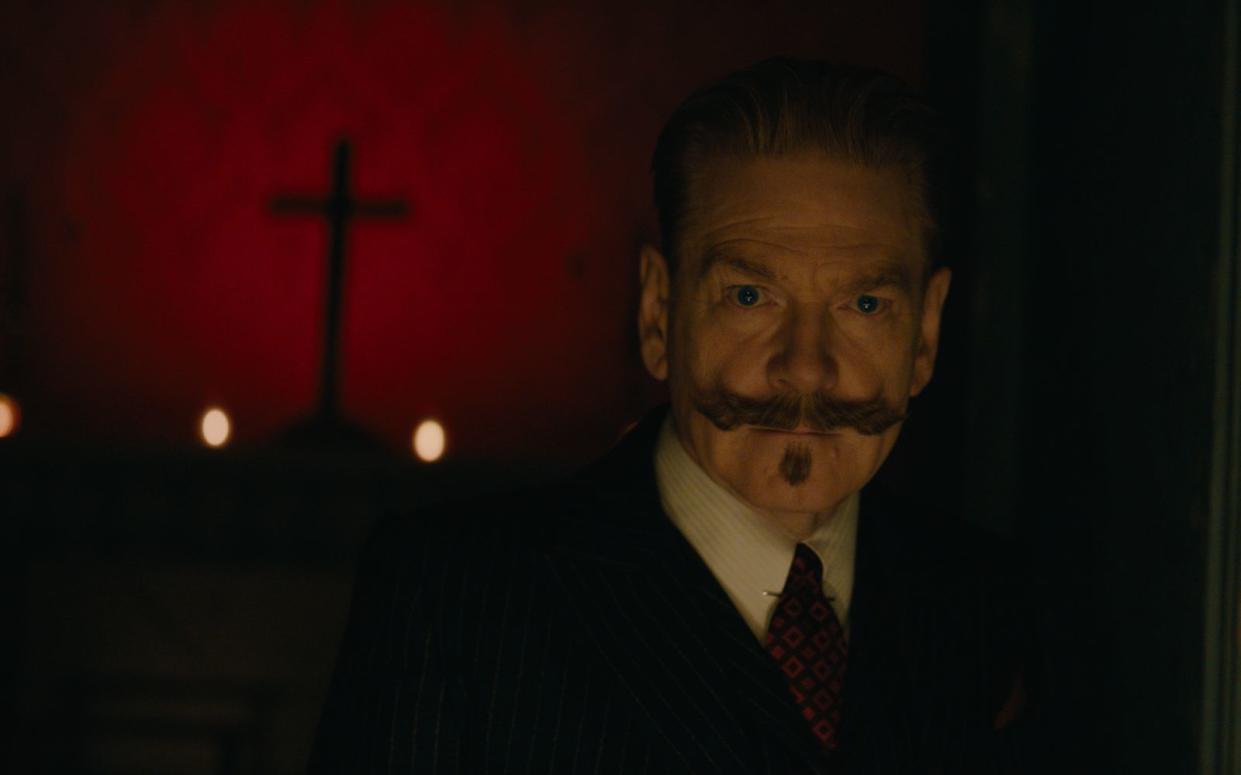 In "A Haunting in Venice" schlüpft Oscargewinner Kenneth Branagh zum dritten Mal in die Rolle des Meisterdetektivs Hercule Poirot. (Bild: Disney/20th Century Studios)