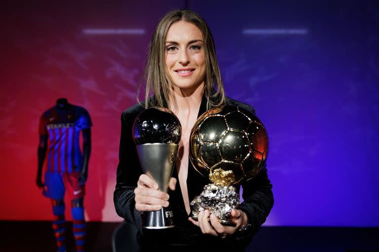 Alexia Putellas posa con los trofeos del The Best y el Balón de Oro, que ya supo ganar