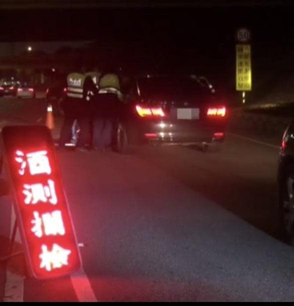 警方攔檢，駕駛不從開車逃逸。（警方提供）