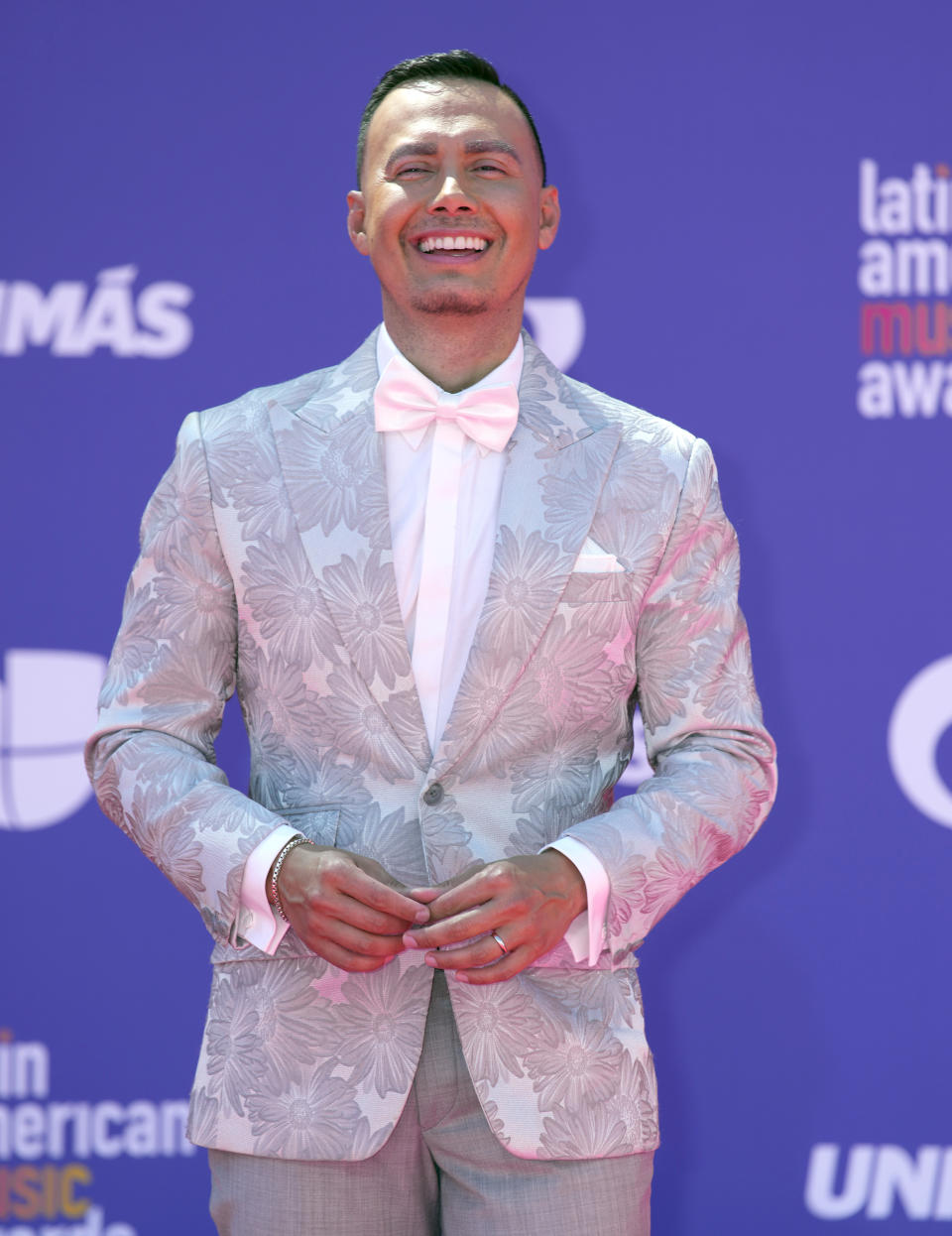 Luis Sandoval llega a los Latin American Music Awards el 20 de abril de 2023 en la arena MGM Grand Garden en Las Vegas. (Foto AP/John Locher)