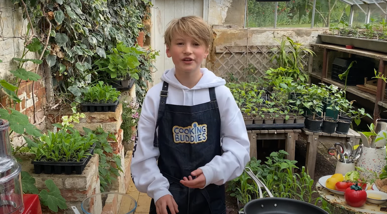 Buddy Oliver, 12 ans, a déjà acquis une petite notoriété sur YouTube, avec sa chaîne « Cooking Buddies ».